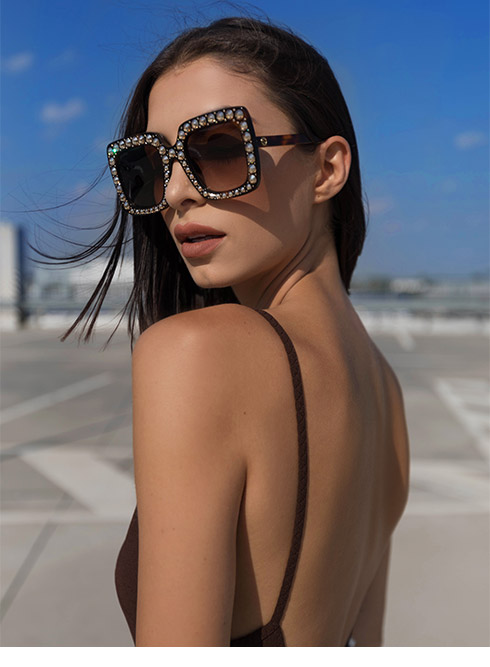 Dámske ozdobené ovesized Gucci slnečné okuliare vo farbe Havana s hnedými sklami. 